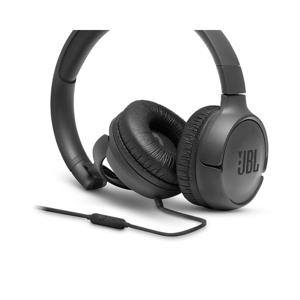 Headphone JBL Tune 500 com Fio Preto – Original com Nota Fiscal, Som JBL Pure Bass e Microfone Integrado Desfrute de potência sonora e conforto no dia a dia com o Headphone JBL Tune 500. Equipado com a exclusiva tecnologia JBL Pure Bass, este fone com fio oferece áudio de alta qualidade, ideal para quem busca um modelo acessível, durável e com desempenho superior em qualquer ocasião. Com drivers potentes de 32 mm, o JBL Tune 500 entrega graves profundos e potentes, equilibrando perfeitamente as frequências para uma experiência sonora envolvente. Seja para ouvir música, assistir vídeos ou realizar chamadas, você terá som claro, dinâmico e com a assinatura que tornou a JBL reconhecida mundialmente. Sua conexão via cabo P2 (3.5 mm) garante compatibilidade imediata com a maioria dos dispositivos, como notebooks, PCs, tablets, celulares com entrada de fone ou adaptadores, além de ser perfeito para quem deseja zero latência em jogos, vídeos ou transmissões ao vivo. O modelo possui microfone embutido com controle remoto de um botão no cabo, permitindo atender chamadas, pausar ou trocar faixas com praticidade, sem precisar tirar o celular do bolso. Leve e dobrável, o JBL Tune 500 foi projetado para facilitar a rotina de quem está sempre em movimento. As almofadas acolchoadas e a haste ajustável garantem um encaixe confortável, mesmo após longos períodos de uso. O formato on-ear (sobre a orelha) reduz o peso e facilita o transporte, tornando-o ideal para estudar, trabalhar, viajar ou relaxar em casa. Com visual moderno e acabamento elegante na cor preta, o headphone combina com qualquer estilo, mantendo a durabilidade e a qualidade que os produtos JBL oferecem. É uma excelente escolha para o uso diário, com excelente custo-benefício. Especificações Técnicas Marca: JBL Modelo: Tune 500 Cor: Preto Conectividade: Com fio (cabo P2 3.5 mm) Driver: 32 mm Tecnologia de som: JBL Pure Bass Tipo: On-ear (sobre a orelha) Microfone: Embutido no cabo Controle remoto: 1 botão no cabo (play/pausa/atender chamadas) Compatibilidade: Android, iOS, Windows, Mac, PS4, Xbox (com entrada P2) Dobrável: Sim Almofadas: Macias e confortáveis Peso: Leve Nota Fiscal: Produto original com NF e garantia oficial O JBL Tune 500 é perfeito para quem busca um fone de ouvido prático, confiável e com o som potente da JBL. Leve, dobrável e pronto para qualquer momento, ele une qualidade, conforto e desempenho em um só produto. Produto novo, original, com envio imediato e nota fiscal inclusa.