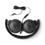 Headphone JBL Tune 500 com Fio Preto – Original com Nota Fiscal, Som JBL Pure Bass e Microfone Integrado Desfrute de potência sonora e conforto no dia a dia com o Headphone JBL Tune 500. Equipado com a exclusiva tecnologia JBL Pure Bass, este fone com fio oferece áudio de alta qualidade, ideal para quem busca um modelo acessível, durável e com desempenho superior em qualquer ocasião. Com drivers potentes de 32 mm, o JBL Tune 500 entrega graves profundos e potentes, equilibrando perfeitamente as frequências para uma experiência sonora envolvente. Seja para ouvir música, assistir vídeos ou realizar chamadas, você terá som claro, dinâmico e com a assinatura que tornou a JBL reconhecida mundialmente. Sua conexão via cabo P2 (3.5 mm) garante compatibilidade imediata com a maioria dos dispositivos, como notebooks, PCs, tablets, celulares com entrada de fone ou adaptadores, além de ser perfeito para quem deseja zero latência em jogos, vídeos ou transmissões ao vivo. O modelo possui microfone embutido com controle remoto de um botão no cabo, permitindo atender chamadas, pausar ou trocar faixas com praticidade, sem precisar tirar o celular do bolso. Leve e dobrável, o JBL Tune 500 foi projetado para facilitar a rotina de quem está sempre em movimento. As almofadas acolchoadas e a haste ajustável garantem um encaixe confortável, mesmo após longos períodos de uso. O formato on-ear (sobre a orelha) reduz o peso e facilita o transporte, tornando-o ideal para estudar, trabalhar, viajar ou relaxar em casa. Com visual moderno e acabamento elegante na cor preta, o headphone combina com qualquer estilo, mantendo a durabilidade e a qualidade que os produtos JBL oferecem. É uma excelente escolha para o uso diário, com excelente custo-benefício. Especificações Técnicas Marca: JBL Modelo: Tune 500 Cor: Preto Conectividade: Com fio (cabo P2 3.5 mm) Driver: 32 mm Tecnologia de som: JBL Pure Bass Tipo: On-ear (sobre a orelha) Microfone: Embutido no cabo Controle remoto: 1 botão no cabo (play/pausa/atender chamadas) Compatibilidade: Android, iOS, Windows, Mac, PS4, Xbox (com entrada P2) Dobrável: Sim Almofadas: Macias e confortáveis Peso: Leve Nota Fiscal: Produto original com NF e garantia oficial O JBL Tune 500 é perfeito para quem busca um fone de ouvido prático, confiável e com o som potente da JBL. Leve, dobrável e pronto para qualquer momento, ele une qualidade, conforto e desempenho em um só produto. Produto novo, original, com envio imediato e nota fiscal inclusa.