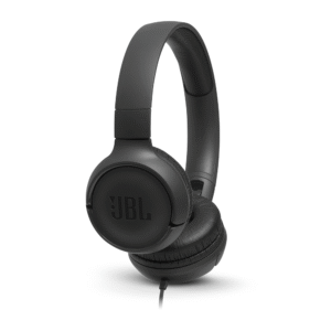 Headphone JBL Tune 500 com Fio Preto – Original com Nota Fiscal, Som JBL Pure Bass e Microfone Integrado Desfrute de potência sonora e conforto no dia a dia com o Headphone JBL Tune 500. Equipado com a exclusiva tecnologia JBL Pure Bass, este fone com fio oferece áudio de alta qualidade, ideal para quem busca um modelo acessível, durável e com desempenho superior em qualquer ocasião. Com drivers potentes de 32 mm, o JBL Tune 500 entrega graves profundos e potentes, equilibrando perfeitamente as frequências para uma experiência sonora envolvente. Seja para ouvir música, assistir vídeos ou realizar chamadas, você terá som claro, dinâmico e com a assinatura que tornou a JBL reconhecida mundialmente. Sua conexão via cabo P2 (3.5 mm) garante compatibilidade imediata com a maioria dos dispositivos, como notebooks, PCs, tablets, celulares com entrada de fone ou adaptadores, além de ser perfeito para quem deseja zero latência em jogos, vídeos ou transmissões ao vivo. O modelo possui microfone embutido com controle remoto de um botão no cabo, permitindo atender chamadas, pausar ou trocar faixas com praticidade, sem precisar tirar o celular do bolso. Leve e dobrável, o JBL Tune 500 foi projetado para facilitar a rotina de quem está sempre em movimento. As almofadas acolchoadas e a haste ajustável garantem um encaixe confortável, mesmo após longos períodos de uso. O formato on-ear (sobre a orelha) reduz o peso e facilita o transporte, tornando-o ideal para estudar, trabalhar, viajar ou relaxar em casa. Com visual moderno e acabamento elegante na cor preta, o headphone combina com qualquer estilo, mantendo a durabilidade e a qualidade que os produtos JBL oferecem. É uma excelente escolha para o uso diário, com excelente custo-benefício. Especificações Técnicas Marca: JBL Modelo: Tune 500 Cor: Preto Conectividade: Com fio (cabo P2 3.5 mm) Driver: 32 mm Tecnologia de som: JBL Pure Bass Tipo: On-ear (sobre a orelha) Microfone: Embutido no cabo Controle remoto: 1 botão no cabo (play/pausa/atender chamadas) Compatibilidade: Android, iOS, Windows, Mac, PS4, Xbox (com entrada P2) Dobrável: Sim Almofadas: Macias e confortáveis Peso: Leve Nota Fiscal: Produto original com NF e garantia oficial O JBL Tune 500 é perfeito para quem busca um fone de ouvido prático, confiável e com o som potente da JBL. Leve, dobrável e pronto para qualquer momento, ele une qualidade, conforto e desempenho em um só produto. Produto novo, original, com envio imediato e nota fiscal inclusa.