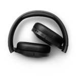 Headphone Philips TAH6506BK Bluetooth com ANC – Preto, Leve, Dobrável e com Conexão Dupla O Philips TAH6506BK é um headphone moderno, leve e potente, projetado para oferecer uma experiência de áudio premium com total liberdade de movimento. Com conectividade Bluetooth, cancelamento ativo de ruído (ANC) e conexão dupla simultânea (multiponto), ele é ideal para quem busca praticidade, conforto e som limpo em qualquer situação. Seu principal destaque é a tecnologia de cancelamento ativo de ruído (ANC), que filtra os sons externos em tempo real, criando uma experiência de audição imersiva e silenciosa. Perfeito para ambientes barulhentos como transportes públicos, escritórios ou durante viagens. Além disso, o TAH6506BK conta com conexão Bluetooth multiponto, o que permite parear o fone a dois dispositivos simultaneamente. Você pode, por exemplo, assistir a um vídeo no notebook e atender chamadas do celular sem precisar desconectar de um para conectar no outro. A qualidade sonora é outro ponto forte. Com drivers de 32 mm, o fone oferece áudio limpo, equilibrado e com graves presentes. Seja ouvindo músicas, podcasts ou participando de reuniões, o desempenho é estável e agradável. O design over-ear dobrável proporciona conforto mesmo após horas de uso. As almofadas macias se ajustam suavemente às orelhas, e a estrutura leve torna o uso prolongado mais cômodo. Além disso, ele pode ser facilmente guardado em mochilas ou bolsas sem ocupar espaço. A bateria tem autonomia de até 30 horas com o ANC desligado e até 25 horas com o cancelamento de ruído ativado. Com o carregamento rápido via USB-C, apenas 15 minutos na tomada garantem até 2 horas de reprodução — ideal para quem tem pouco tempo e muita rotina. O microfone embutido com redução de ruído permite chamadas com mais clareza, mesmo em ambientes ruidosos. Os botões laterais integrados oferecem controle rápido de volume, troca de faixas, chamadas e ativação do ANC, além de suporte a assistentes de voz como Google Assistant e Siri. Com acabamento preto fosco elegante e estrutura dobrável, o Philips TAH6506BK é discreto, funcional e pronto para te acompanhar em qualquer lugar. Especificações Técnicas Marca: Philips Modelo: TAH6506BK Cor: Preto Conectividade: Bluetooth multiponto (dupla conexão) Cancelamento de Ruído Ativo (ANC): Sim Drivers: 32 mm Tipo: Over-ear (circumaural) Microfone: Integrado com redução de ruído Controles: Botões físicos nas laterais Autonomia: Até 30h (ANC desligado) / até 25h (ANC ligado) Carregamento rápido: 15 min = até 2h de uso Tempo de carregamento total: Aproximadamente 2 horas Porta de carregamento: USB-C Compatibilidade: Android, iOS, Windows, Mac e outros Design: Leve, dobrável e confortável Nota Fiscal: Produto original com garantia e envio imediato Com o Philips TAH6506BK, você garante som potente, liberdade total, cancelamento de ruído eficaz e praticidade com conexão simultânea a dois dispositivos. Um fone elegante, eficiente e pronto para sua rotina moderna.