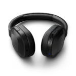 Headphone Philips TAH6506BK Bluetooth com ANC – Preto, Leve, Dobrável e com Conexão Dupla O Philips TAH6506BK é um headphone moderno, leve e potente, projetado para oferecer uma experiência de áudio premium com total liberdade de movimento. Com conectividade Bluetooth, cancelamento ativo de ruído (ANC) e conexão dupla simultânea (multiponto), ele é ideal para quem busca praticidade, conforto e som limpo em qualquer situação. Seu principal destaque é a tecnologia de cancelamento ativo de ruído (ANC), que filtra os sons externos em tempo real, criando uma experiência de audição imersiva e silenciosa. Perfeito para ambientes barulhentos como transportes públicos, escritórios ou durante viagens. Além disso, o TAH6506BK conta com conexão Bluetooth multiponto, o que permite parear o fone a dois dispositivos simultaneamente. Você pode, por exemplo, assistir a um vídeo no notebook e atender chamadas do celular sem precisar desconectar de um para conectar no outro. A qualidade sonora é outro ponto forte. Com drivers de 32 mm, o fone oferece áudio limpo, equilibrado e com graves presentes. Seja ouvindo músicas, podcasts ou participando de reuniões, o desempenho é estável e agradável. O design over-ear dobrável proporciona conforto mesmo após horas de uso. As almofadas macias se ajustam suavemente às orelhas, e a estrutura leve torna o uso prolongado mais cômodo. Além disso, ele pode ser facilmente guardado em mochilas ou bolsas sem ocupar espaço. A bateria tem autonomia de até 30 horas com o ANC desligado e até 25 horas com o cancelamento de ruído ativado. Com o carregamento rápido via USB-C, apenas 15 minutos na tomada garantem até 2 horas de reprodução — ideal para quem tem pouco tempo e muita rotina. O microfone embutido com redução de ruído permite chamadas com mais clareza, mesmo em ambientes ruidosos. Os botões laterais integrados oferecem controle rápido de volume, troca de faixas, chamadas e ativação do ANC, além de suporte a assistentes de voz como Google Assistant e Siri. Com acabamento preto fosco elegante e estrutura dobrável, o Philips TAH6506BK é discreto, funcional e pronto para te acompanhar em qualquer lugar. Especificações Técnicas Marca: Philips Modelo: TAH6506BK Cor: Preto Conectividade: Bluetooth multiponto (dupla conexão) Cancelamento de Ruído Ativo (ANC): Sim Drivers: 32 mm Tipo: Over-ear (circumaural) Microfone: Integrado com redução de ruído Controles: Botões físicos nas laterais Autonomia: Até 30h (ANC desligado) / até 25h (ANC ligado) Carregamento rápido: 15 min = até 2h de uso Tempo de carregamento total: Aproximadamente 2 horas Porta de carregamento: USB-C Compatibilidade: Android, iOS, Windows, Mac e outros Design: Leve, dobrável e confortável Nota Fiscal: Produto original com garantia e envio imediato Com o Philips TAH6506BK, você garante som potente, liberdade total, cancelamento de ruído eficaz e praticidade com conexão simultânea a dois dispositivos. Um fone elegante, eficiente e pronto para sua rotina moderna.