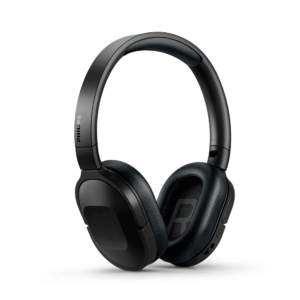 Headphone Philips TAH6506BK Bluetooth com ANC – Preto, Leve, Dobrável e com Conexão Dupla O Philips TAH6506BK é um headphone moderno, leve e potente, projetado para oferecer uma experiência de áudio premium com total liberdade de movimento. Com conectividade Bluetooth, cancelamento ativo de ruído (ANC) e conexão dupla simultânea (multiponto), ele é ideal para quem busca praticidade, conforto e som limpo em qualquer situação. Seu principal destaque é a tecnologia de cancelamento ativo de ruído (ANC), que filtra os sons externos em tempo real, criando uma experiência de audição imersiva e silenciosa. Perfeito para ambientes barulhentos como transportes públicos, escritórios ou durante viagens. Além disso, o TAH6506BK conta com conexão Bluetooth multiponto, o que permite parear o fone a dois dispositivos simultaneamente. Você pode, por exemplo, assistir a um vídeo no notebook e atender chamadas do celular sem precisar desconectar de um para conectar no outro. A qualidade sonora é outro ponto forte. Com drivers de 32 mm, o fone oferece áudio limpo, equilibrado e com graves presentes. Seja ouvindo músicas, podcasts ou participando de reuniões, o desempenho é estável e agradável. O design over-ear dobrável proporciona conforto mesmo após horas de uso. As almofadas macias se ajustam suavemente às orelhas, e a estrutura leve torna o uso prolongado mais cômodo. Além disso, ele pode ser facilmente guardado em mochilas ou bolsas sem ocupar espaço. A bateria tem autonomia de até 30 horas com o ANC desligado e até 25 horas com o cancelamento de ruído ativado. Com o carregamento rápido via USB-C, apenas 15 minutos na tomada garantem até 2 horas de reprodução — ideal para quem tem pouco tempo e muita rotina. O microfone embutido com redução de ruído permite chamadas com mais clareza, mesmo em ambientes ruidosos. Os botões laterais integrados oferecem controle rápido de volume, troca de faixas, chamadas e ativação do ANC, além de suporte a assistentes de voz como Google Assistant e Siri. Com acabamento preto fosco elegante e estrutura dobrável, o Philips TAH6506BK é discreto, funcional e pronto para te acompanhar em qualquer lugar. Especificações Técnicas Marca: Philips Modelo: TAH6506BK Cor: Preto Conectividade: Bluetooth multiponto (dupla conexão) Cancelamento de Ruído Ativo (ANC): Sim Drivers: 32 mm Tipo: Over-ear (circumaural) Microfone: Integrado com redução de ruído Controles: Botões físicos nas laterais Autonomia: Até 30h (ANC desligado) / até 25h (ANC ligado) Carregamento rápido: 15 min = até 2h de uso Tempo de carregamento total: Aproximadamente 2 horas Porta de carregamento: USB-C Compatibilidade: Android, iOS, Windows, Mac e outros Design: Leve, dobrável e confortável Nota Fiscal: Produto original com garantia e envio imediato Com o Philips TAH6506BK, você garante som potente, liberdade total, cancelamento de ruído eficaz e praticidade com conexão simultânea a dois dispositivos. Um fone elegante, eficiente e pronto para sua rotina moderna.